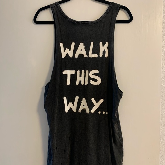 SomeDays Lovin Distressed Graphic Tee - Picture 4 of 5